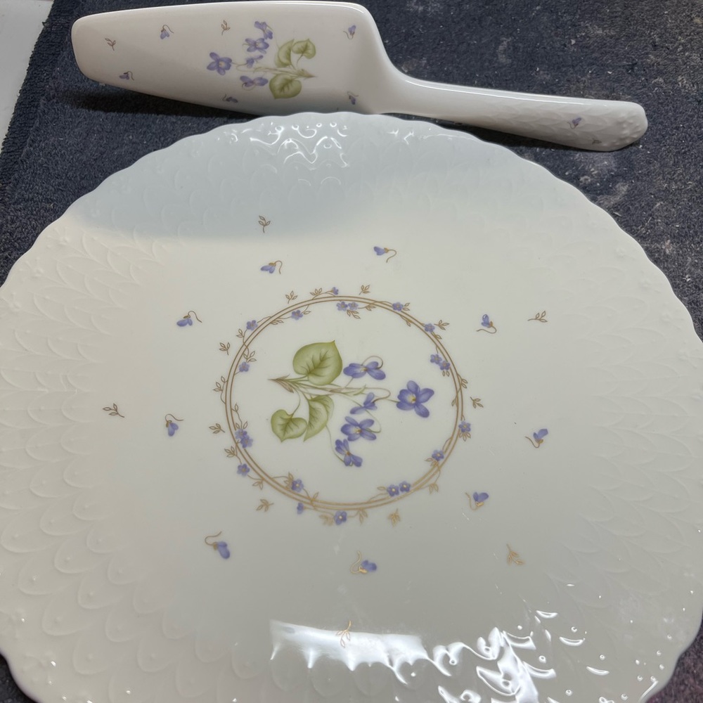 Cake plate and serving knife